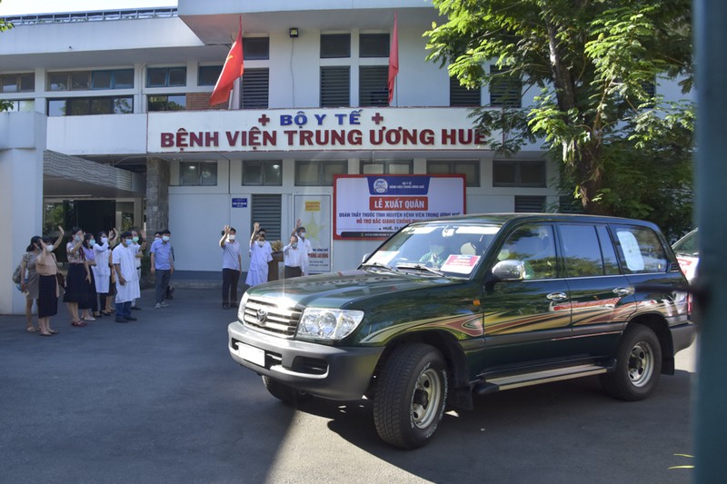 Cập nhật tin tức: 18 y bác sĩ ở Huế lên đường hỗ trợ Bắc Giang chống COVID-19