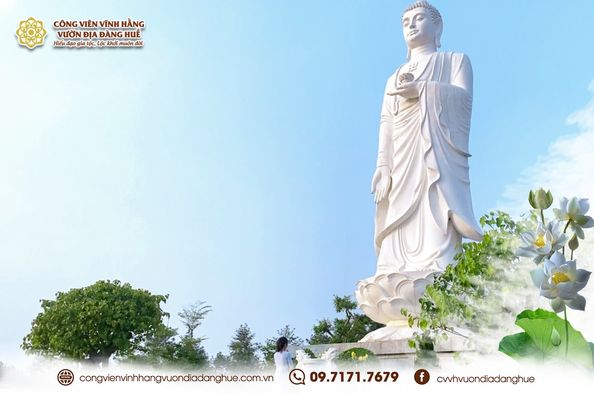 Khung cảnh thanh tịnh, yên bình thu hút nhiều khách phương xa về chiêm bái, thắp hương